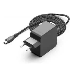 Cargador de pared color negro de 65W con cable USB-C integrado, mostrado junto a una laptop, tablet, smartphone y consola portátil para ilustrar su compatibilidad universal.